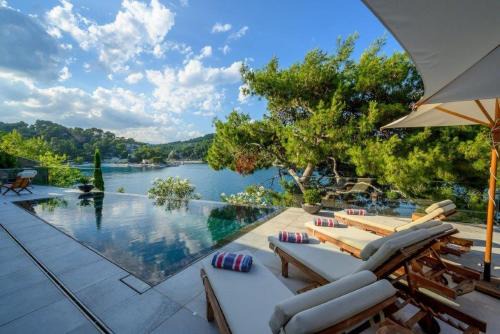 Luxury seafront villa Prestige Brač with pool & private sea deck