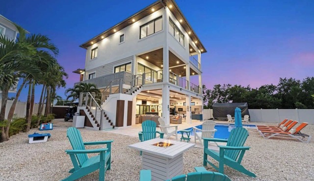 Luxury Seaside Escape ~ Pool ~ Dock ~ Scenic Views