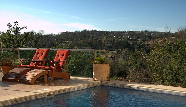 Luxury self-catering apartment w piano, balcony, pool, garden & mountain view