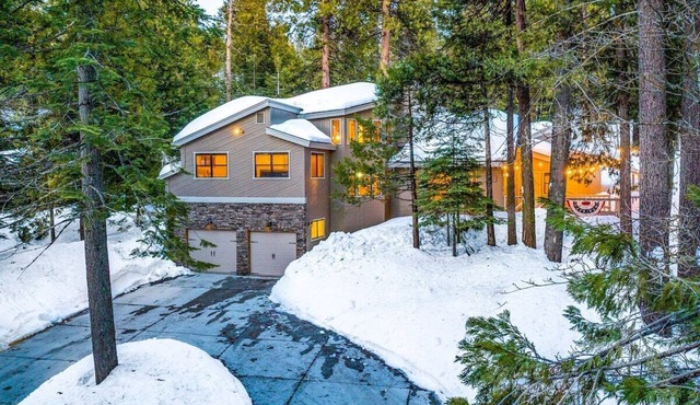 Luxury Shaver Lake retreat with pond views, soaring wood ceilings, a stone fireplace, gourmet kitchen, four bedrooms, a loft, spacious backyard, and a brand-new spa. Perfect for families and groups seeking a mountain getaway.