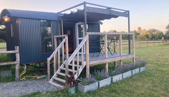 Luxury shepherd's hut near the beach