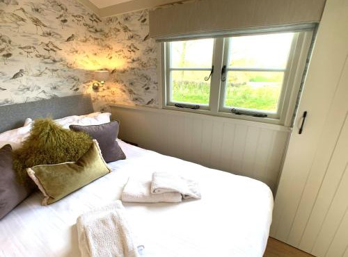Luxury Shepherds Hut with Superb Views & Fire Pit & walking distance to a superb Gastro Pub