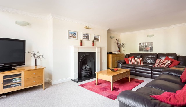 Luxury spacious 2BR apartment 500m from beach and close proximity to New Forest