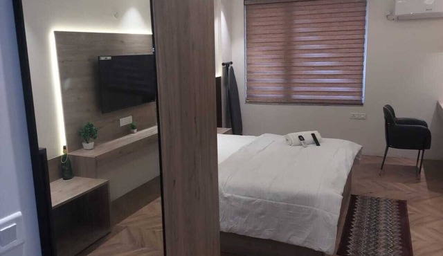 Luxury spacious rooms in central city opp. metro station 5 min from Pari Chowk