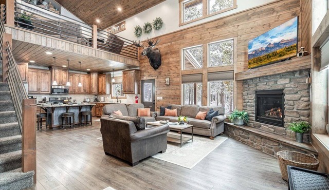 Luxury Spacious Lodge w/Dock, Hot Tub Firepit, 25 Mi to Yellowstone - Henry's Lake Hideaway