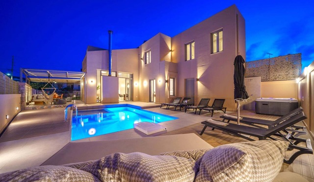 Luxury, Spacious Villa with private gym, just 4km from the sandy beach!