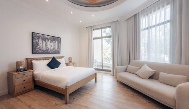 Luxury Stay: Panoramic Sunset Views