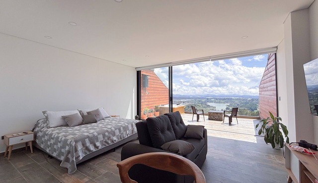 Luxury Stay with Fireplace, Jacuzzi & Overlooking the Rock of El Peñol-Guatape
