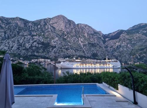 Luxury Studio Apartment with Sea View & Heated Pool