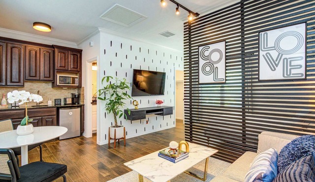 Luxury Studio in Vibrant Houston Heights Retreat