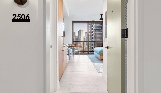 Luxury Studio on 25th Floor Stunning City Views in Downtown Miami