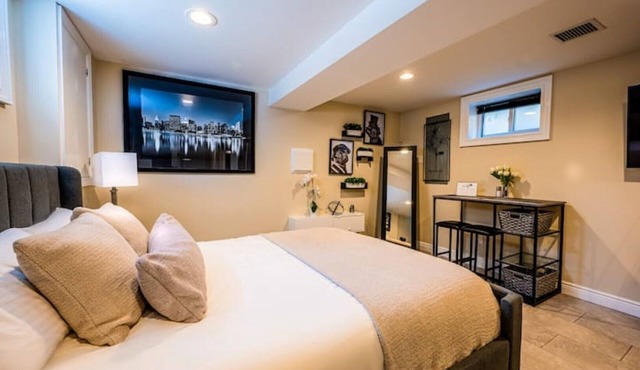 Luxury Studio Suite. Walking distance to UBS Arena
