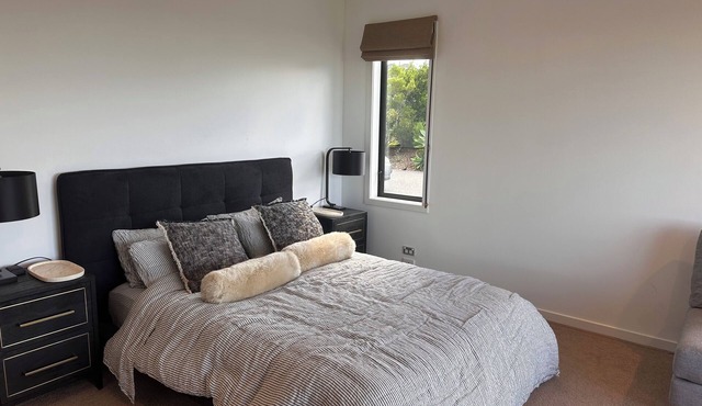 Luxury Studio with STUNNING Views across the Bay - Great Location… Check it out!