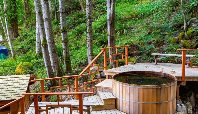 Luxury Suite with Cedar Hot Tub & View