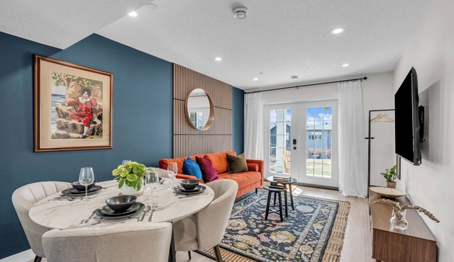 Luxury Suite: King Bed, Workspace, Huge Lawn & Epic Sunset
