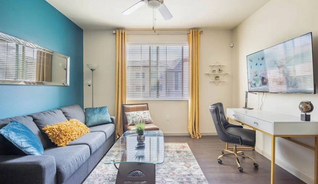 Luxury Suite King Bed 👑 Wi-Fi Pool Gym ✦ 55" Smart TVs 📺 Full Kitchen