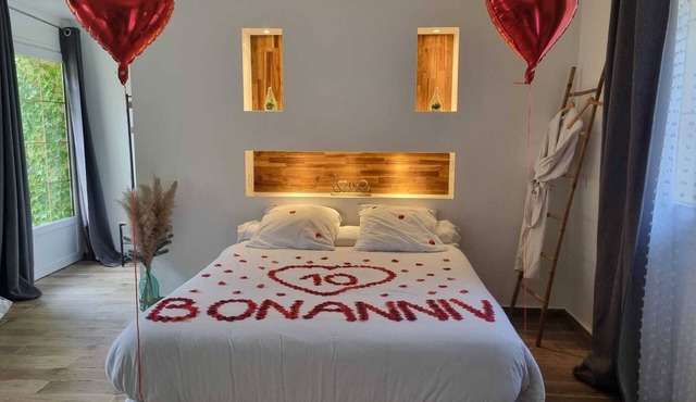 Luxury suite with private jacuzzi 20 m from Paris