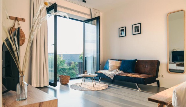 Luxury Sunset Studio Suite w River Views and King Bed