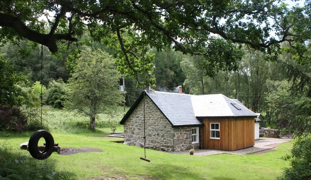 Luxury three bedroom holiday cottage on Loch Rannoch