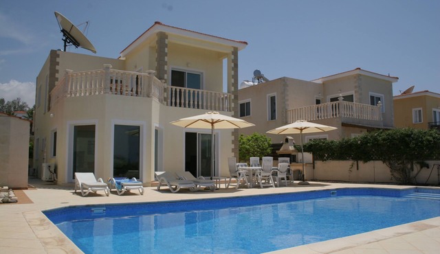 Luxury Three Bed House With Private Pool, Garden and BBQ