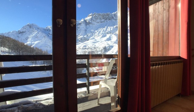 Luxury three-room apartment in Cervinia SCI and SAUNA, facing ski slopes.