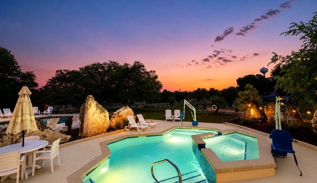 Luxury tiny cabin Pool & Hot tub minutes from Lake Travis and Lake Austin.