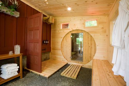 Luxury Tiny Cabin with Sauna and Cold Plunge