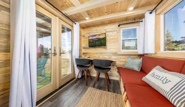 Luxury Tiny Home/Base Camp to Ouray, Telluride/3 Queen beds/Washer & Dryer/Smart TV/Hot Tub Access/Patio w/Mountain Views/Fire Pit/11 mi to Airport