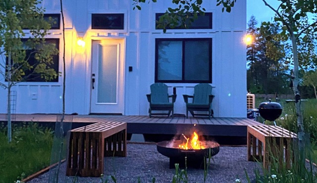 Luxury tiny home conveniently located between Whitefish and Colimbia Falls!