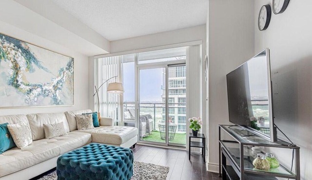 Luxury Toronto Skyline View Condo | Modern 1 BD | Free Parking & Amenties