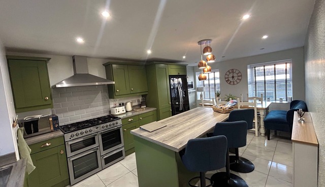 Luxury Town House with Sea View and Hot Tub
