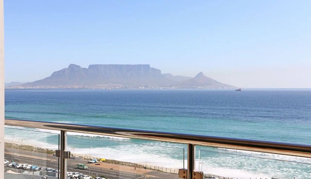 Luxury Unit with iconic breathtaking views of Table Mountain & Robben island.