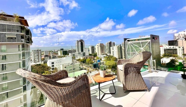 Luxury Upscale City Center Condo, Rooftop Terrace, Jacuzzi, Stunning City Views