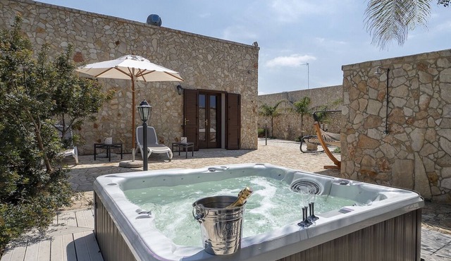 Luxury villa with outdoor Jacuzzi and pool sleeps 10/12