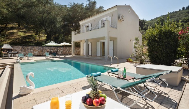 Luxury villa, heated pool, secluded in Saint Stefanos Sinies