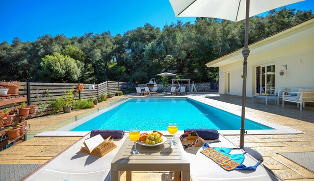 Luxury villa, heated pool, secluded in Saint Stefanos Sinies