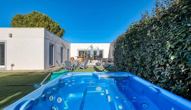 Luxury villa (210m2)-AC-Pool-Spa-Games room-Barbecue-Parking.