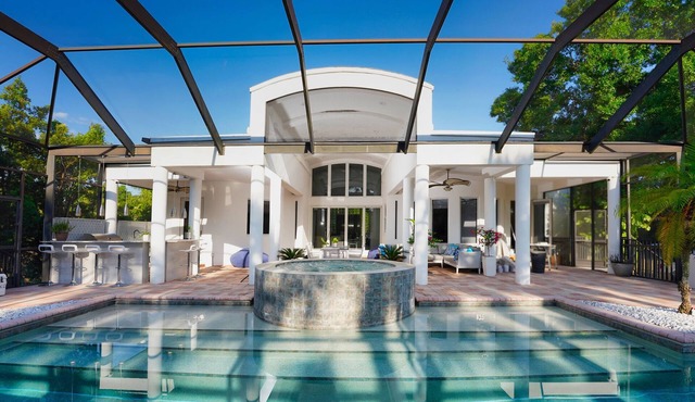 Luxury Villa 4 bed/4 bath on canal access to the Golf 30 min, beach 8 min away
