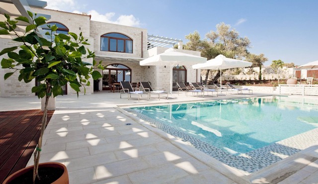 Luxury Villa Elpida, heatable pool, beautiful garden