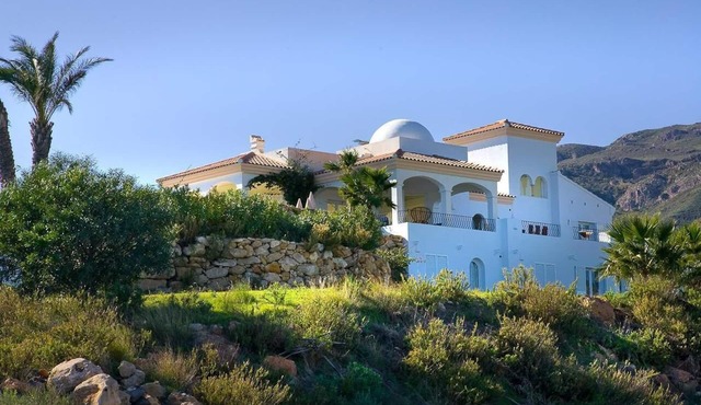 LUXURY VILLA IN SPECTACULAR SITUATION AND PATRONISED BY CELEBRITIES