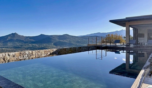 Luxury villa, infinity pool, panoramic mountain view