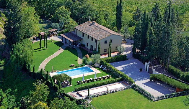 LUXURY VILLA IRIS , 6 rooms with bathrooms, swimming pool, spa, sauna.