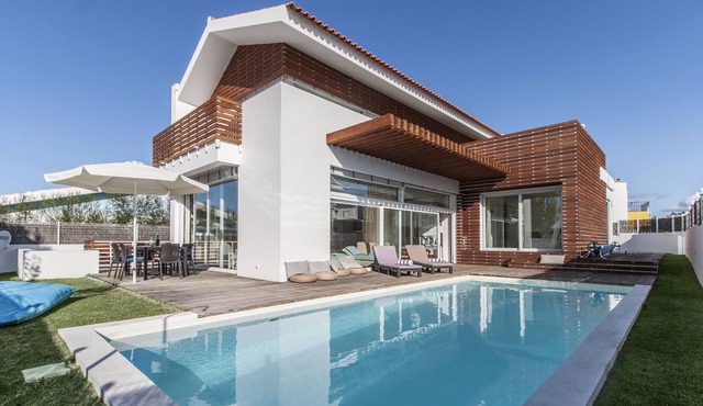 Luxury villa located at 2.5 km from the beach of Comporta and 9 km from Troia
