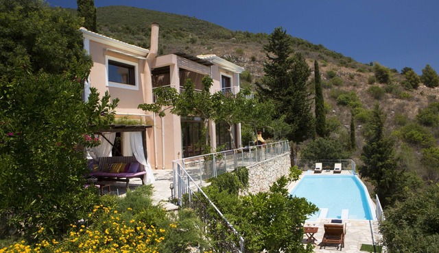 Luxury villa overlooking the sea with private pool-Villa Iris