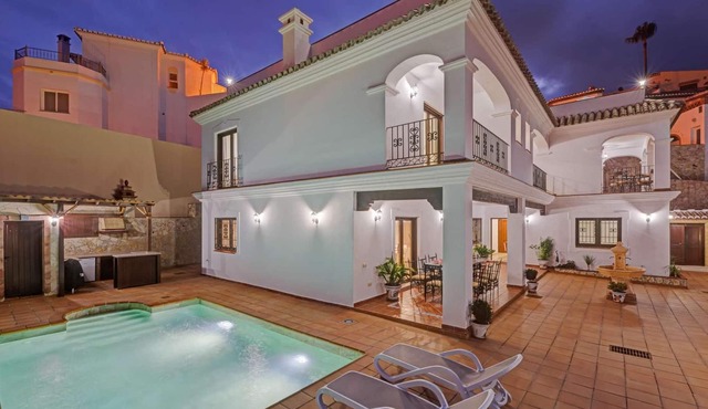 Luxury villa, pool table, hot tub, close amenities