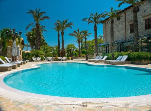 Luxury villa/ Private Heated Pool / Private Garden
