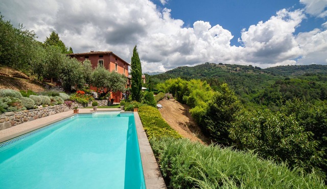 Luxury Villa, Private Pool, Views, Barga, Tuscany. 3 ensuite Bedrooms