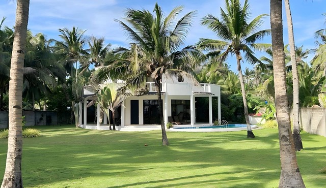 Luxury Villa: Private Pool & Beach Retreat