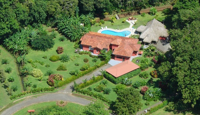 Luxury Villa w/large Pavilion and tropical gardens close to beach