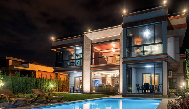 Luxury villa w/mntn & lake views, private pool (Alcohol not Allowed) in Sapanca